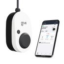 Frontansicht eines go-e gemini 11kW chargers mit der auf einem Smartphone geöffneten go-e Ladeapp und Einstellmöglichkeiten während eines Ladevorganges.