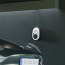 Abbildung einer installierten Wallbox gemini 11kW (CH-04-11-51) im Ruhezustand vor dem Hintergrund eines Elektroautos.