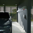 Abbildung einer installierten mobilen Wallbox gemini flex 22kW (CH-04-11-01) vor dem Hintergrund eines Elektroautos.