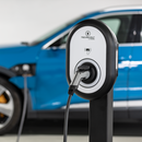 Technivolt 101 an einer Stele beim Laden eines Audi Q8 etron | Einfach E-Auto 