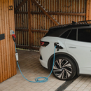 NRGkick Pure 11 kW 5m lädt E-Auto vor der Garage | Einfach E-Auto Shop