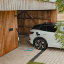 VW ID.4 beim Laden mit einer mobilen Wallbox von NRGkick (5m) mit optionalen CEE 16 Adapter | Einfach E-Auto 