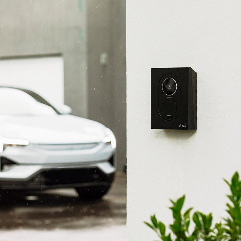 Zaptec Go 2 Wallbox MID konform vor einem Elektroauto