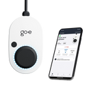 Frontansicht eines in Betrieb befindlichen go-e Gemini 22kw chargers mit der auf einem Smartphone geöffneten go-e Ladeapp und Einstellmöglichkeiten während eines Ladevorganges.