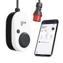 Frontansicht der mobilen Wallbox go-e Gemini flex 22Kw mit Detailansicht des CEE16A Anschlusses und der auf einem Handy geöffneten go-e App.