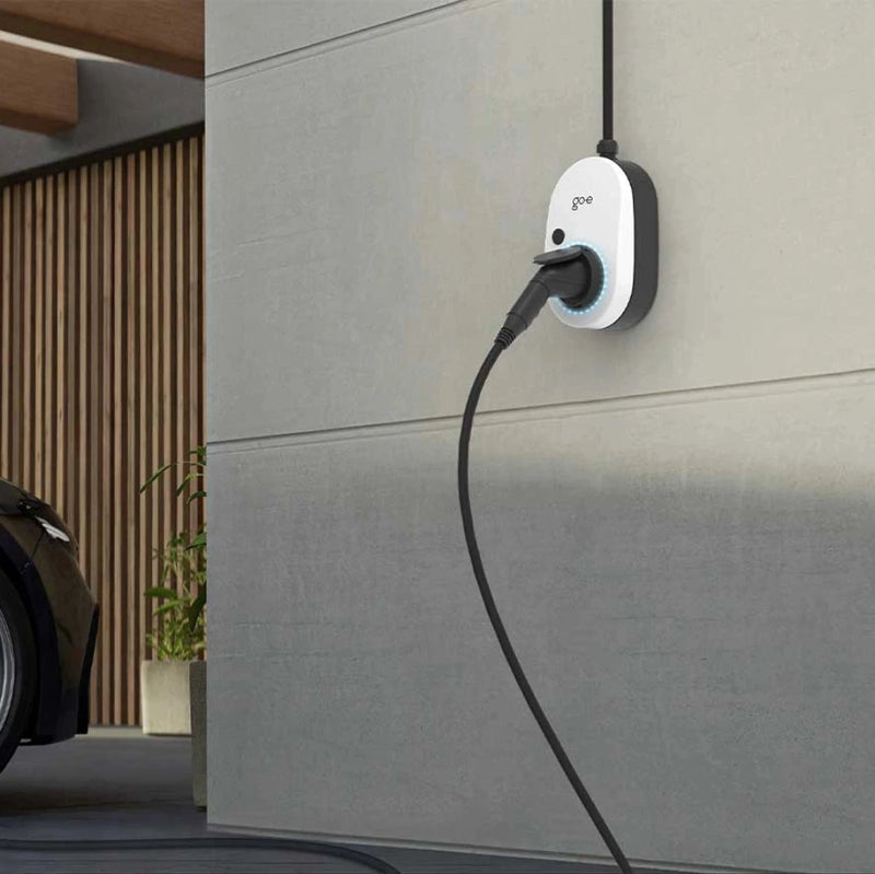 go-e Charger Gemini 2.0 (22 kW) beim Laden an der  Wand | Einfach E-Auto