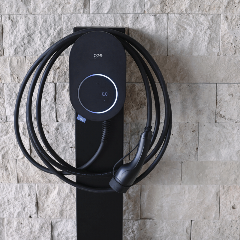 go-e Stele PRO mit installiertem go-e Charger PRO Cable | Einfach E-Auto Shop
