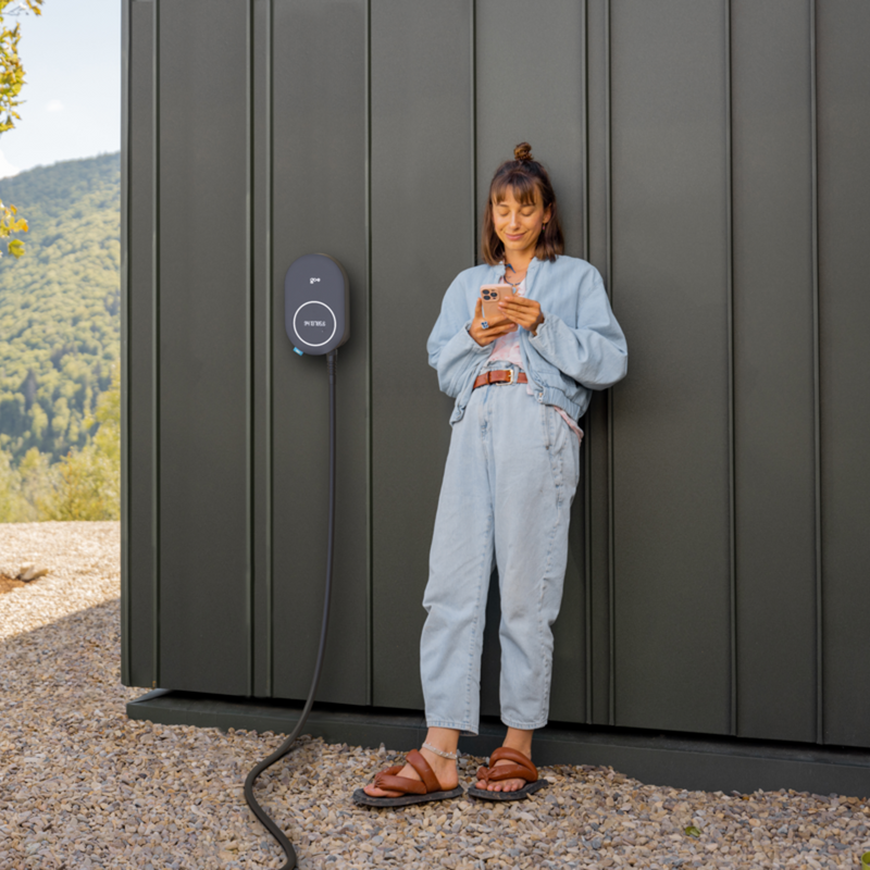 go-e Charger PRO Cable 11 kW MID an der Wand montiert | Einfach E-Auto Shop