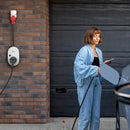 go-e Charger Gemini Flex 2.0 22 kW an der Wand beim Laden | Einfach E-Auto