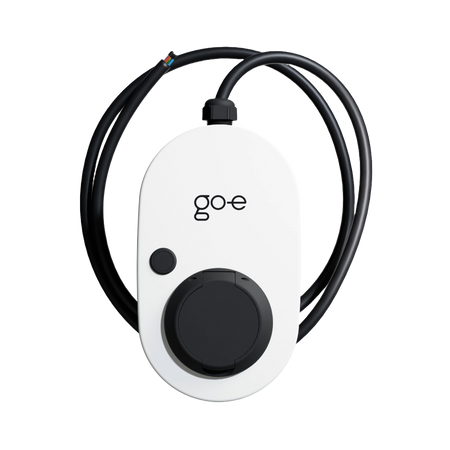 Frontansicht des go-e Chargers Gemini 11kW (CH-04-11-51) mit Kabel.