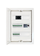 Detailansicht eines eingebauten go-e Controllers (CH-30-01) in einem Haushaltsstrom Sicherungskasten.