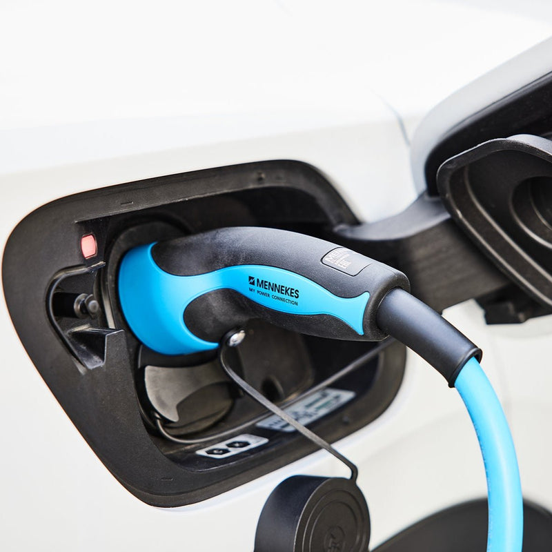 MENNEKES Ladekabel Typ-2 22 kW beim Laden eines E-Autos| Einfach E-Auto Shop