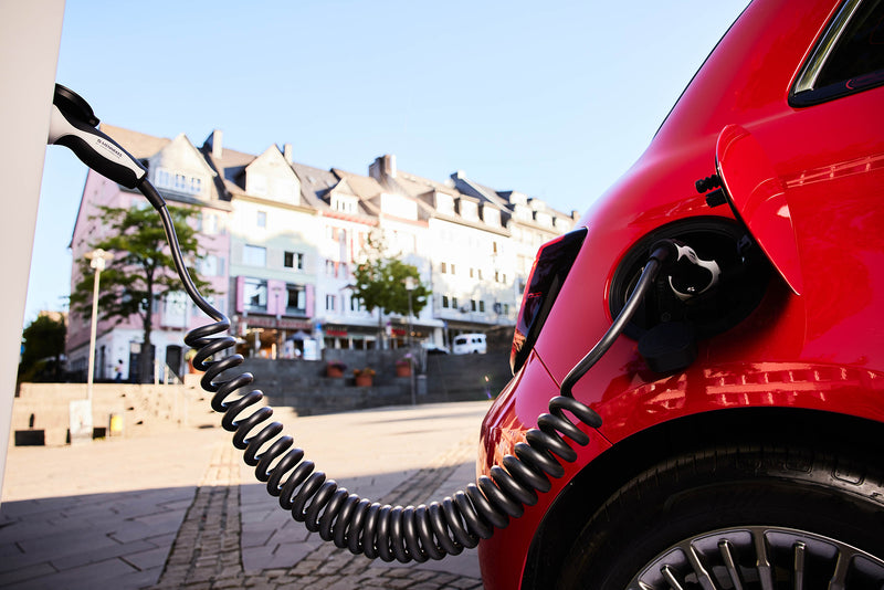 Mennekes Spiral Ladekabel 11kW 4 Meter schwarz beim Laden eines FIAT 500e | Einfach E-Auto Shop