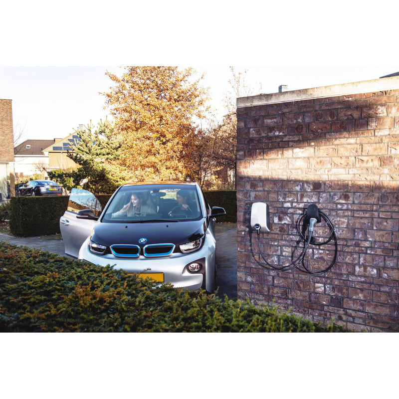 EVBox Elvi V3.3  LTE+MID (22 kW) Wandmontage & optionaler Kabelhalterung mit BMW i3 im Hintergrund