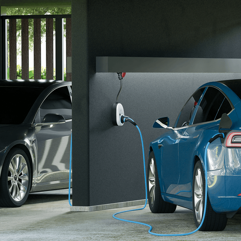 go-e Charger Gemini Flex (22 kW) an der Wand beim Laden | Einfach E-Auto